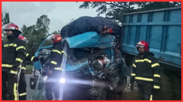 মিরসরাইয়ে দাঁড়িয়ে থাকা ট্রাকে আরেক ট্রাকের ধাক্কা, হেলপার নি